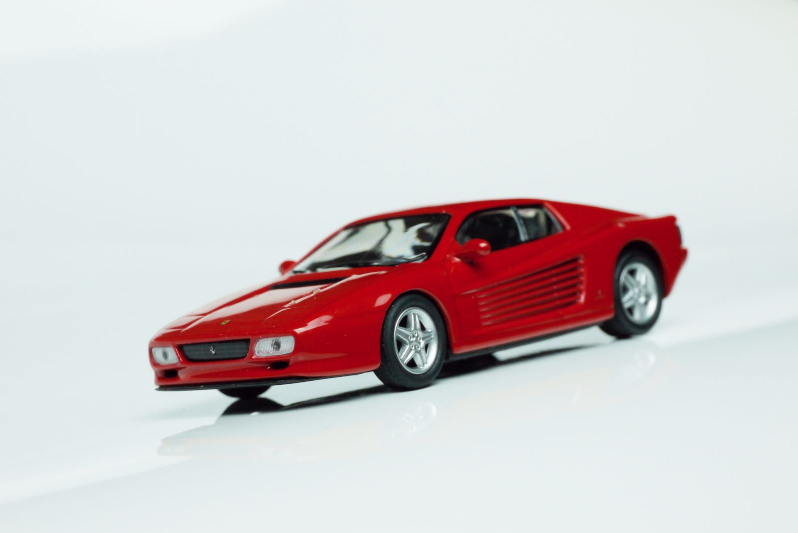 Illustration for article titled Kyosho Ferrari 4 1/64 #27 - Project Prancing Horse #27 - 1991 Ferrari 512 TR