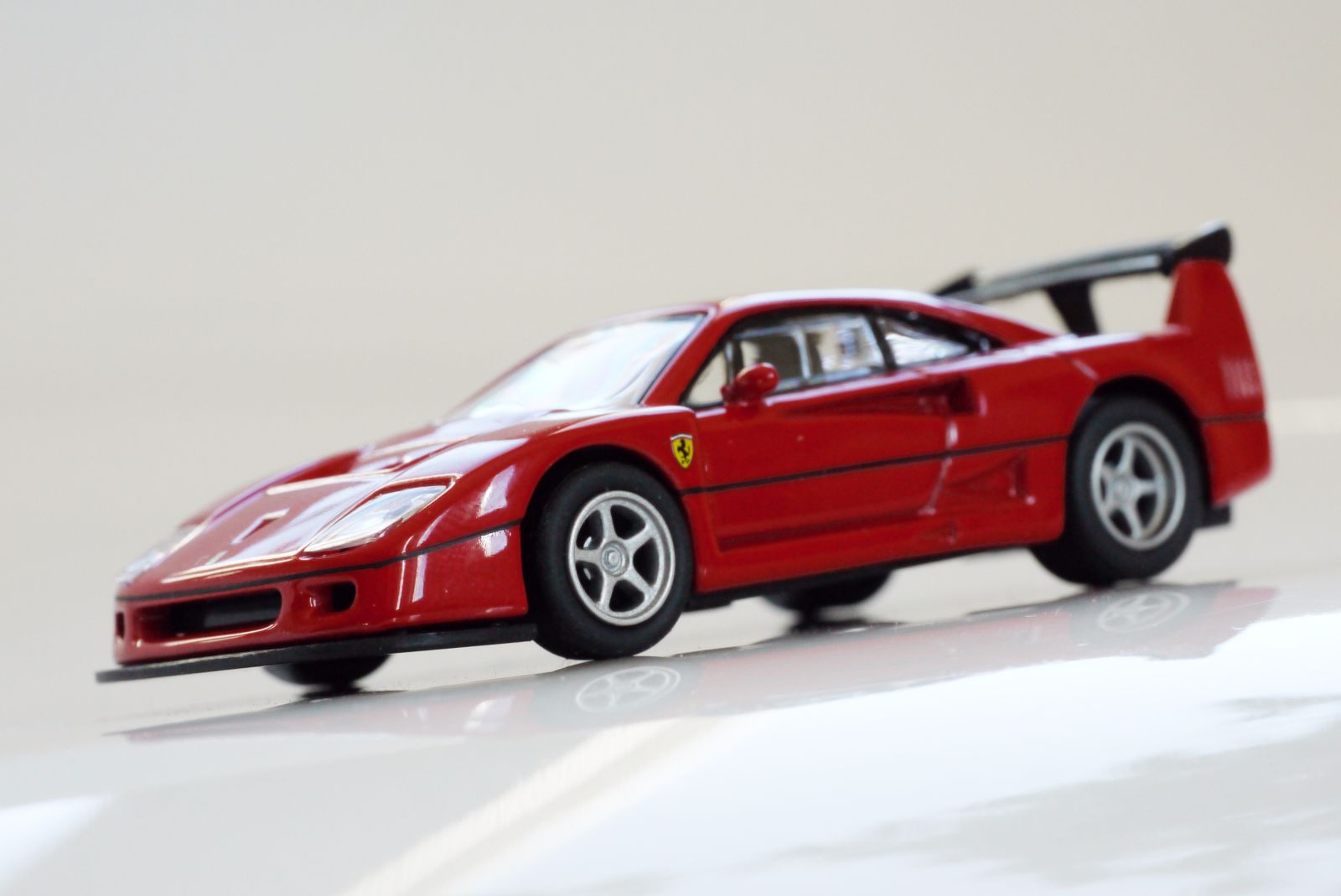 Illustration for article titled Kyosho Ferrari 4 1/64 #31 - Project Prancing Horse #31 - 1989 Ferrari F40 Competizione