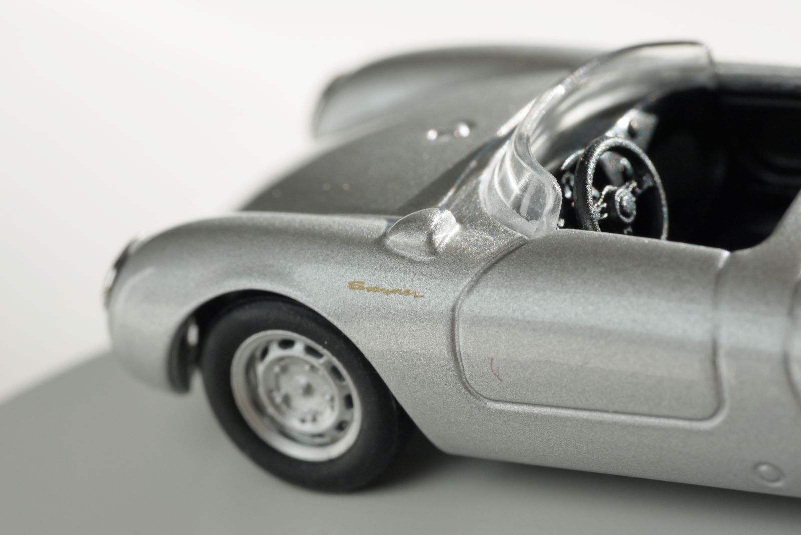 Illustration for article titled Kyosho Porsche 4 1/64 #85 - Projekt RennSport Käfer #5 - 1955 Porsche 550