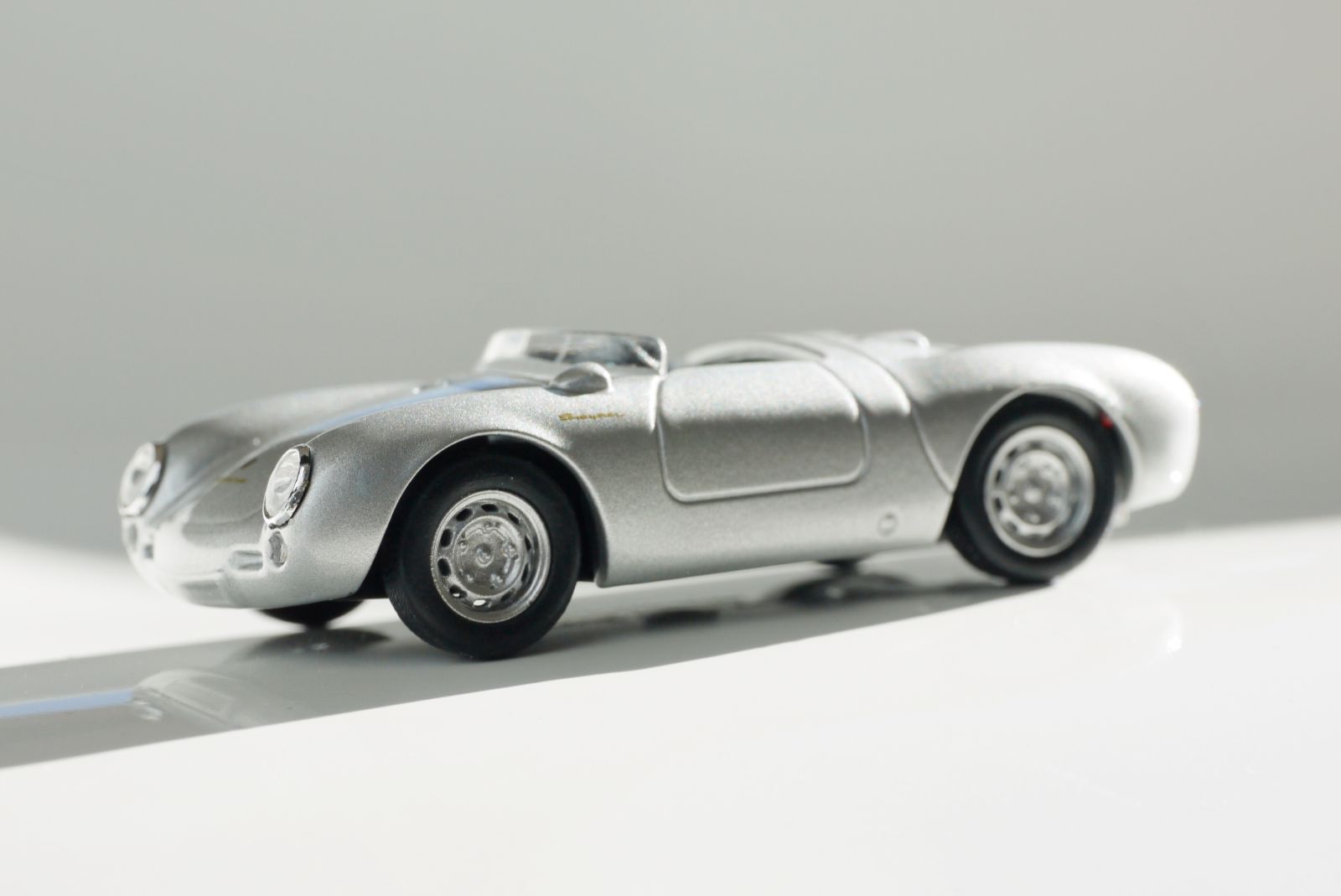Illustration for article titled Kyosho Porsche 4 1/64 #85 - Projekt RennSport Käfer #5 - 1955 Porsche 550