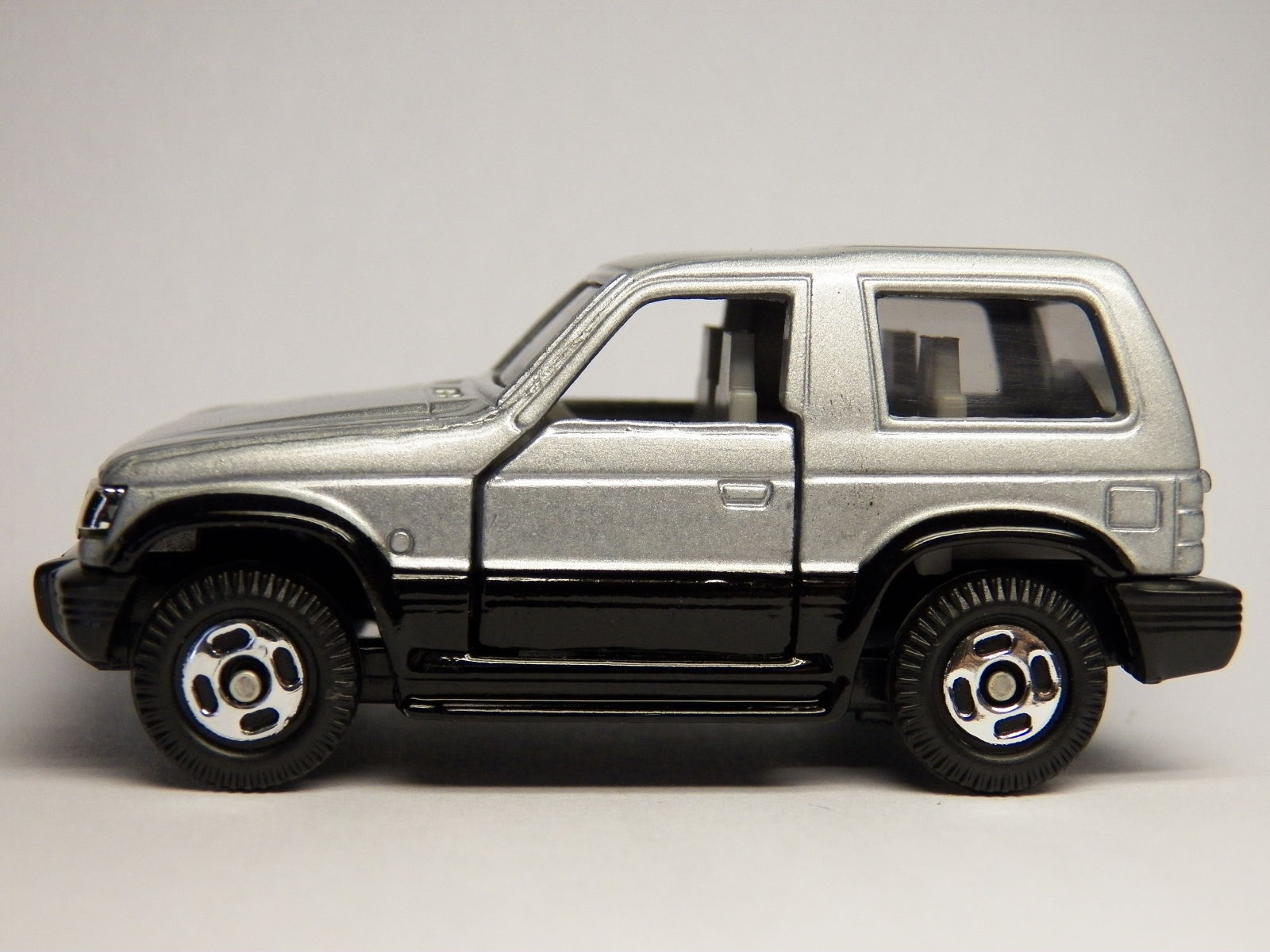 Illustration for article titled Tomica Tuesday Mitsubishi Pajero 1/61 scale