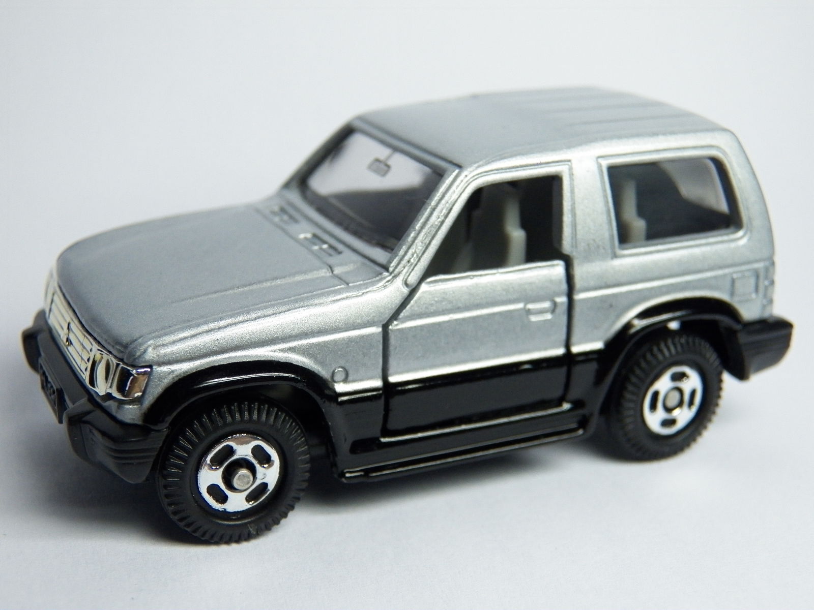 Illustration for article titled Tomica Tuesday Mitsubishi Pajero 1/61 scale