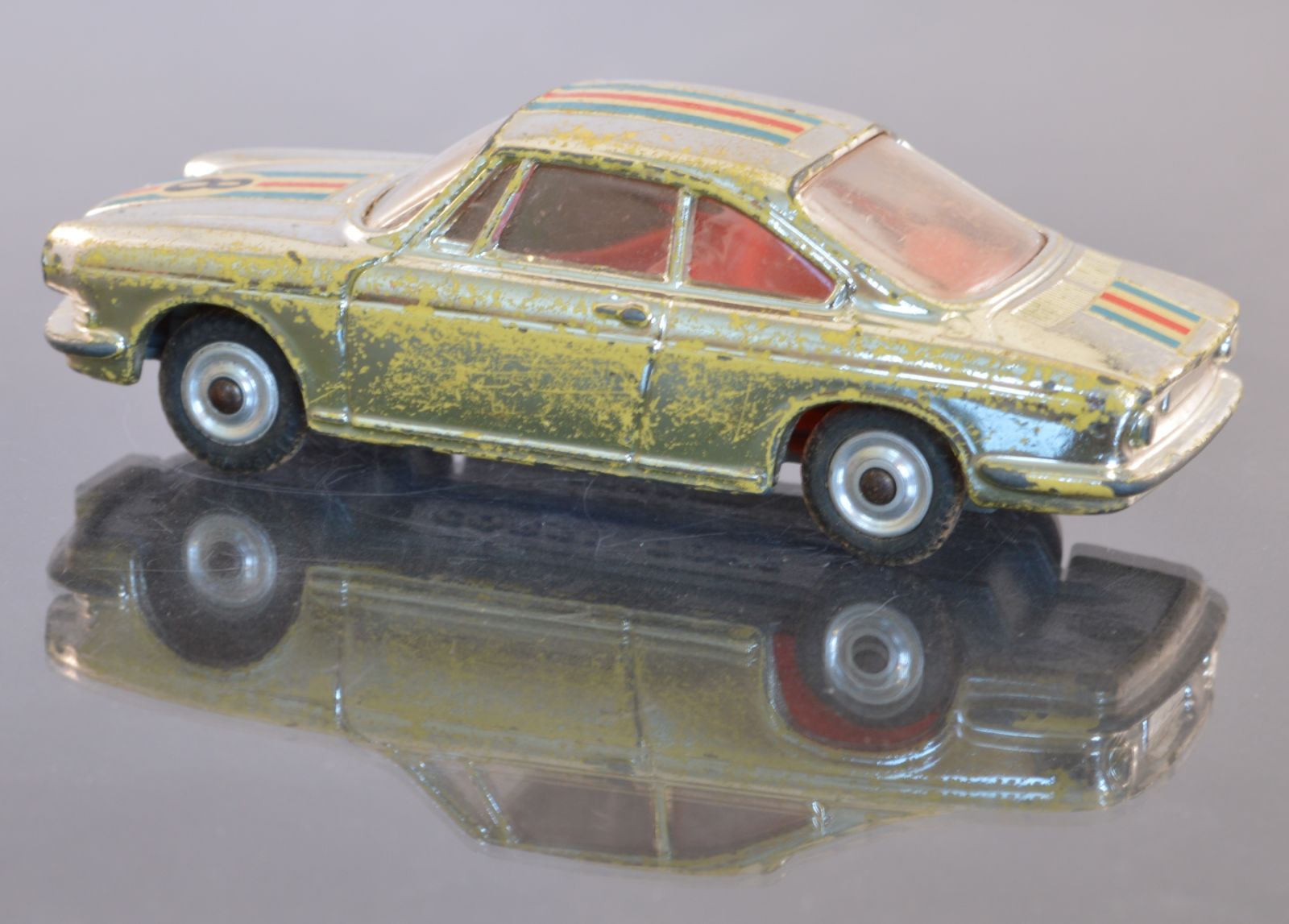 Illustration for article titled French Friday - Corgi Simca 1000 Coupé