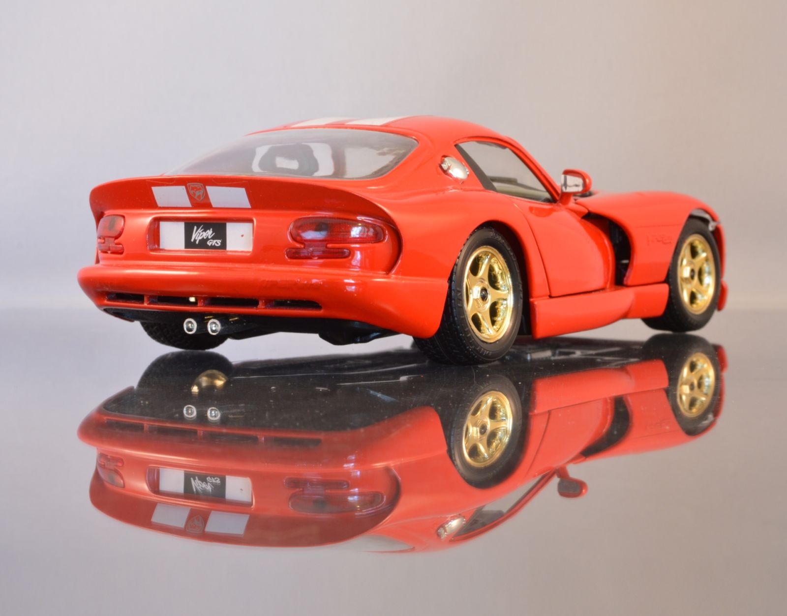 Illustration for article titled My first Bburago - 1997 Viper GTS