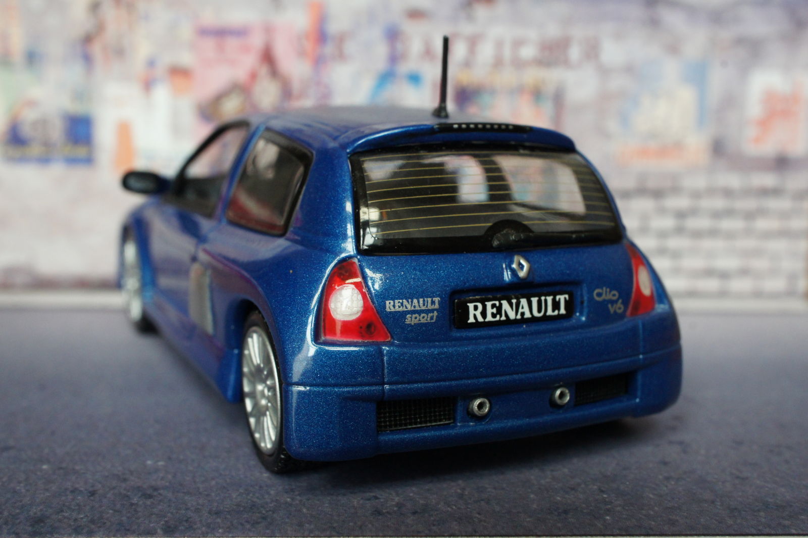 Illustration for article titled French Friday: Clio V6 part deux