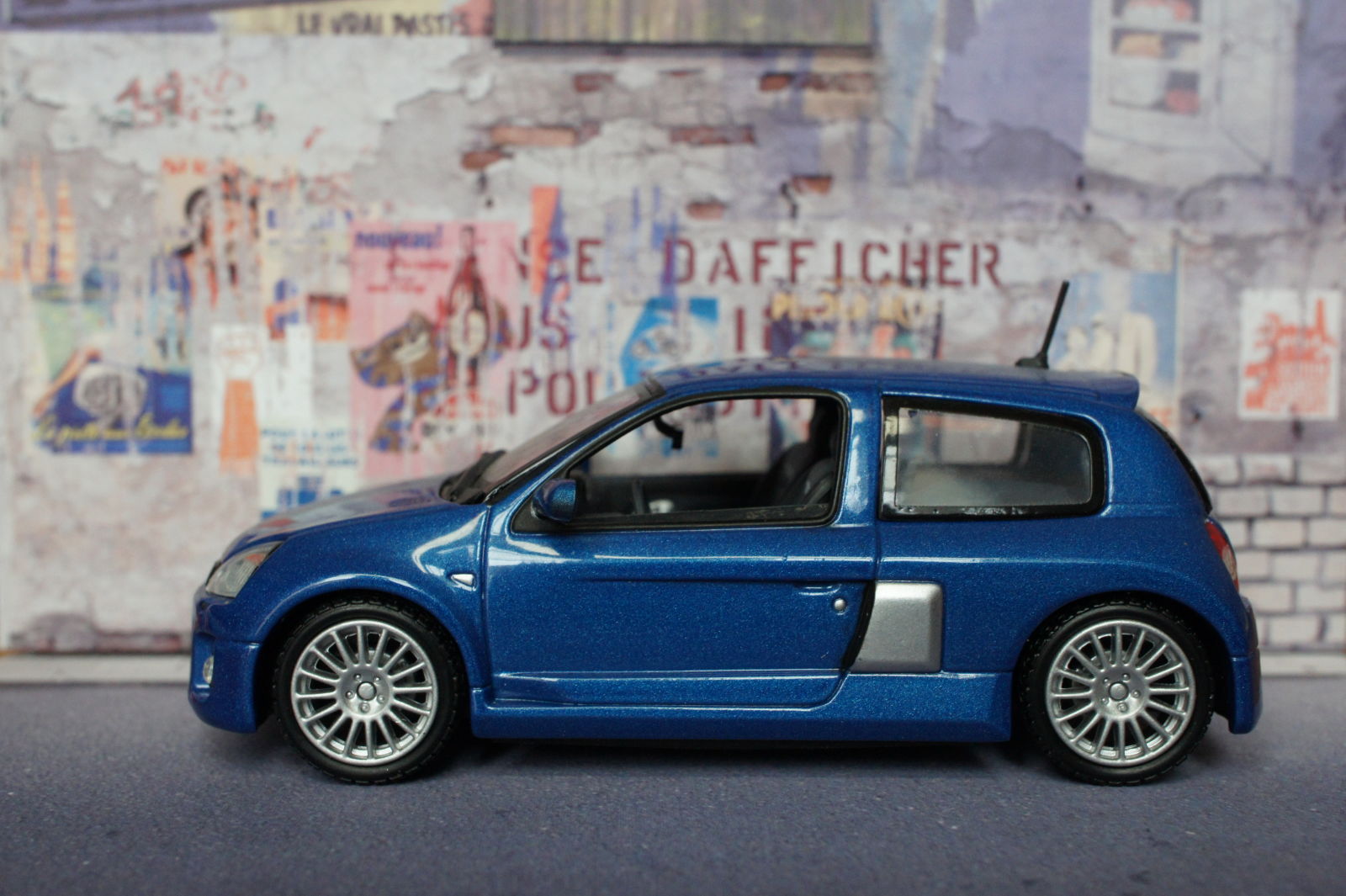 Illustration for article titled French Friday: Clio V6 part deux