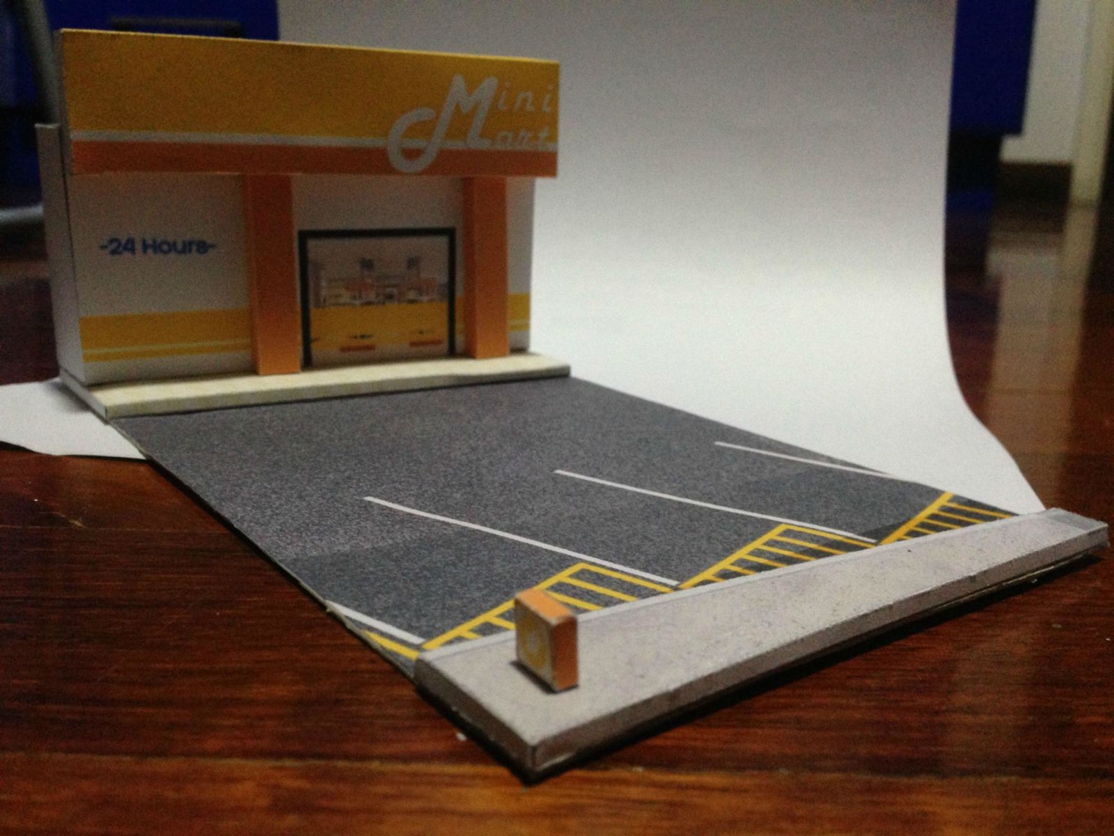 Illustration for article titled Diorama: 1/64 Minimart papercraft