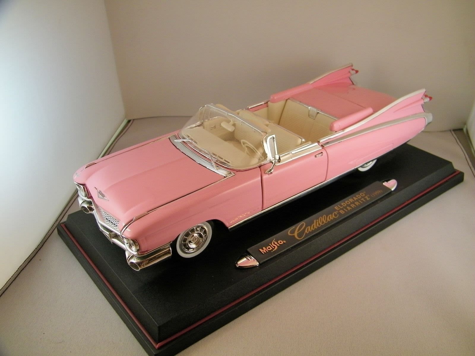 Illustration for article titled [WANT] rare Pink Beetle Hot Wheels and Pink Cadillac 1:18