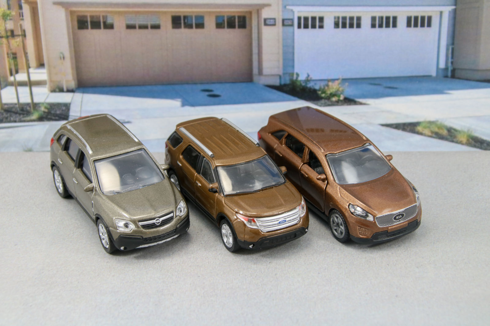 Illustration for article titled Suburban Sundays: A Trio of Brown CUVs