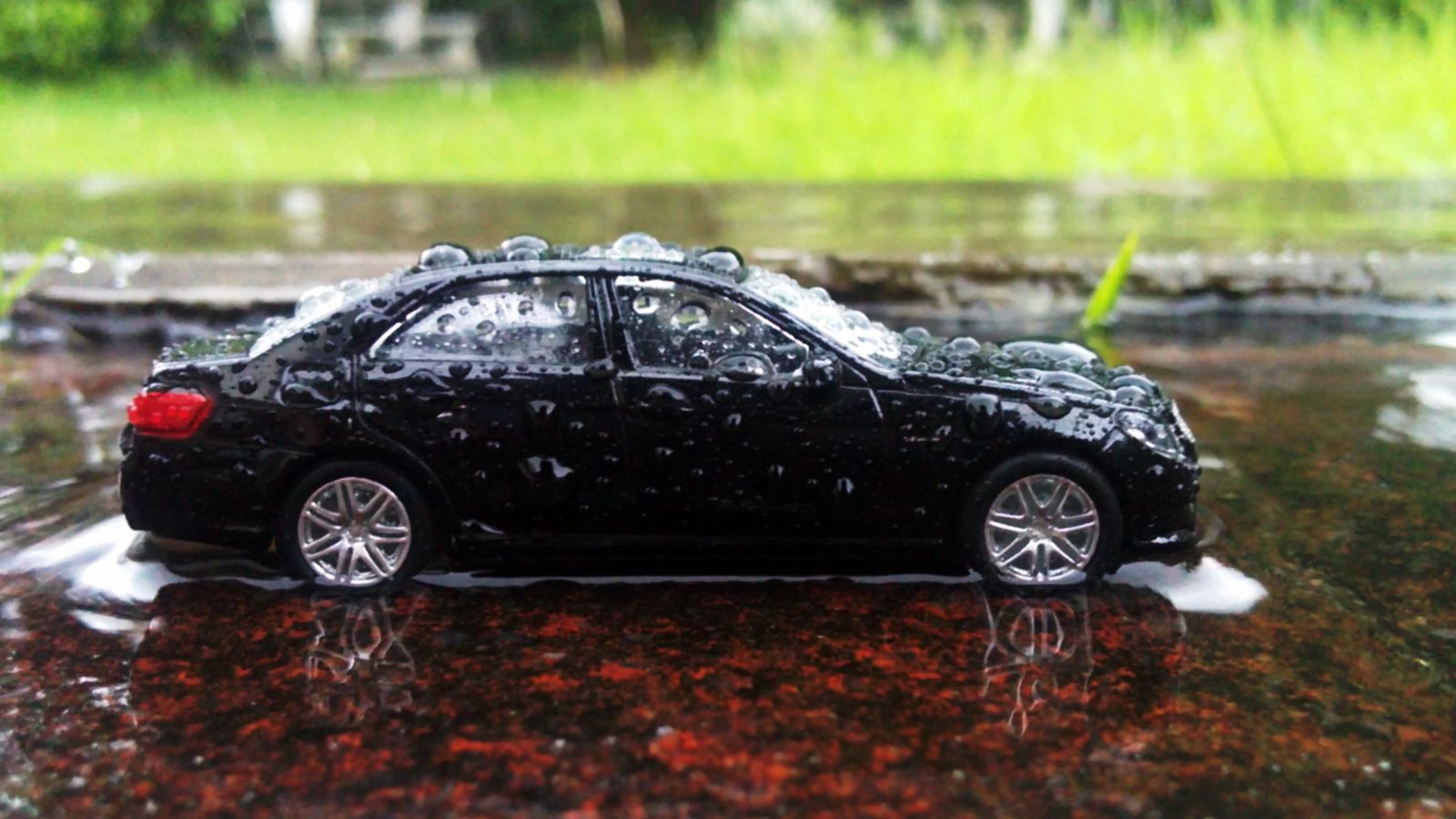 Illustration for article titled Review: Mercedes-Benz E63 AMG 1:64 by RMZ City.