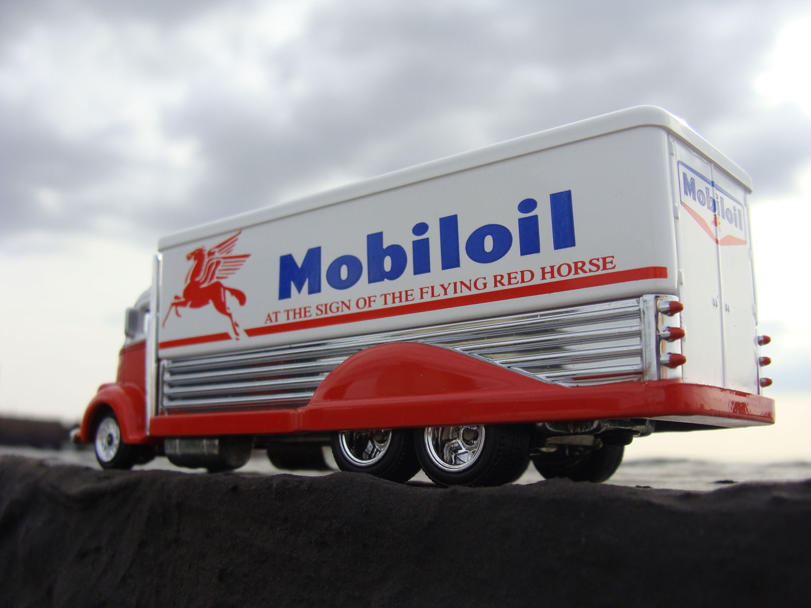 Illustration for article titled Mobil Oil