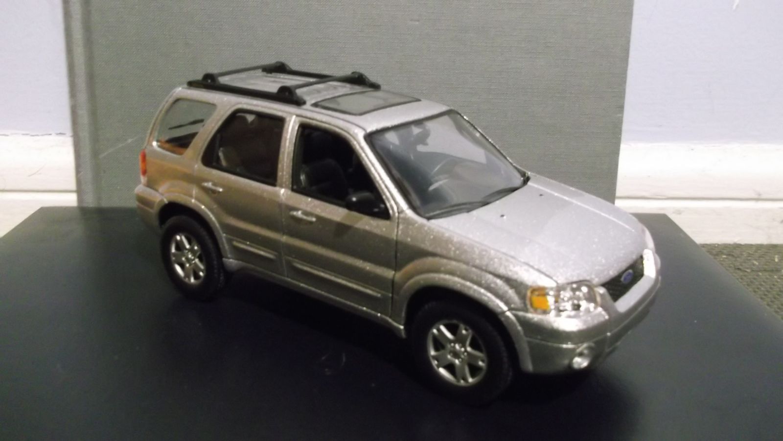 Illustration for article titled Wasnt Expecting That Wednesday - Welly 1:24 2005 Ford Escape Limited