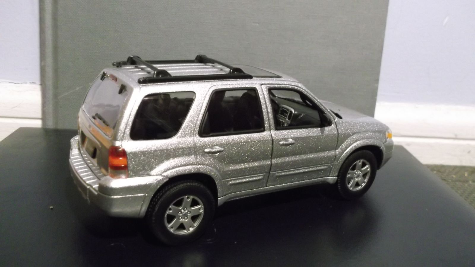 Illustration for article titled Wasnt Expecting That Wednesday - Welly 1:24 2005 Ford Escape Limited