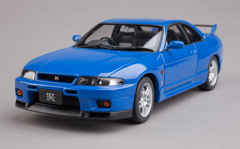 Illustration for article titled 1/18 AutoArt Nissan Skyline GT-R (R33) LM Limited