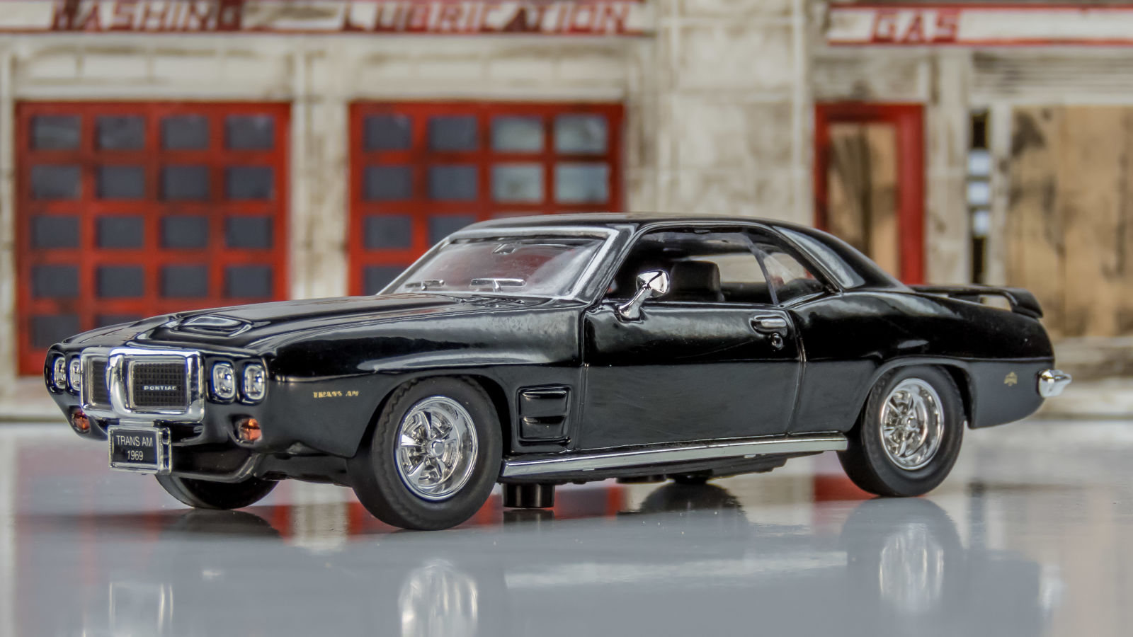 Illustration for article titled Video Review: Affordable 1:43 Scale? Check out the Yat Ming 69 Pontiac Firebird T/A