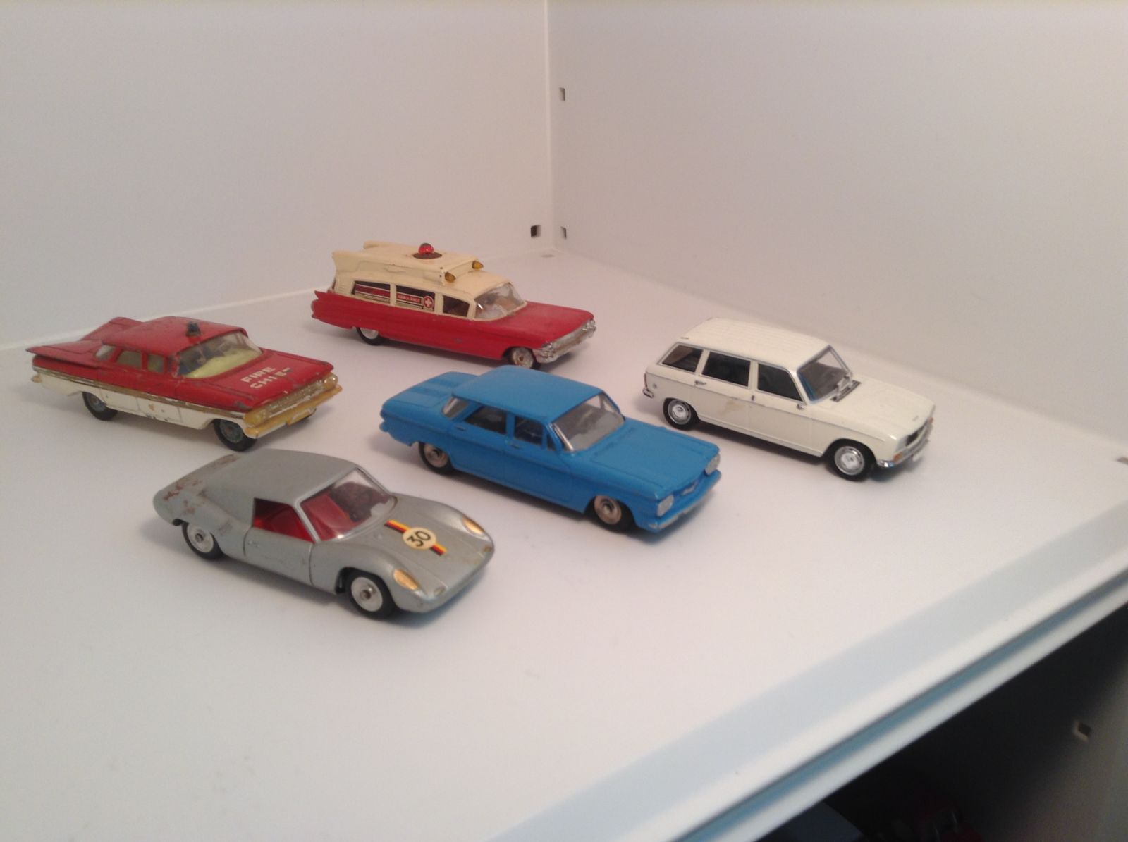 Solido Porsche GT, Dinky Corvair (repainted), Corgi Chevy Impala, Corgi battery op Cadillac Ambulance (corroded), Minichamps Peugeot 304 Break (various damage, mainly to the trim)