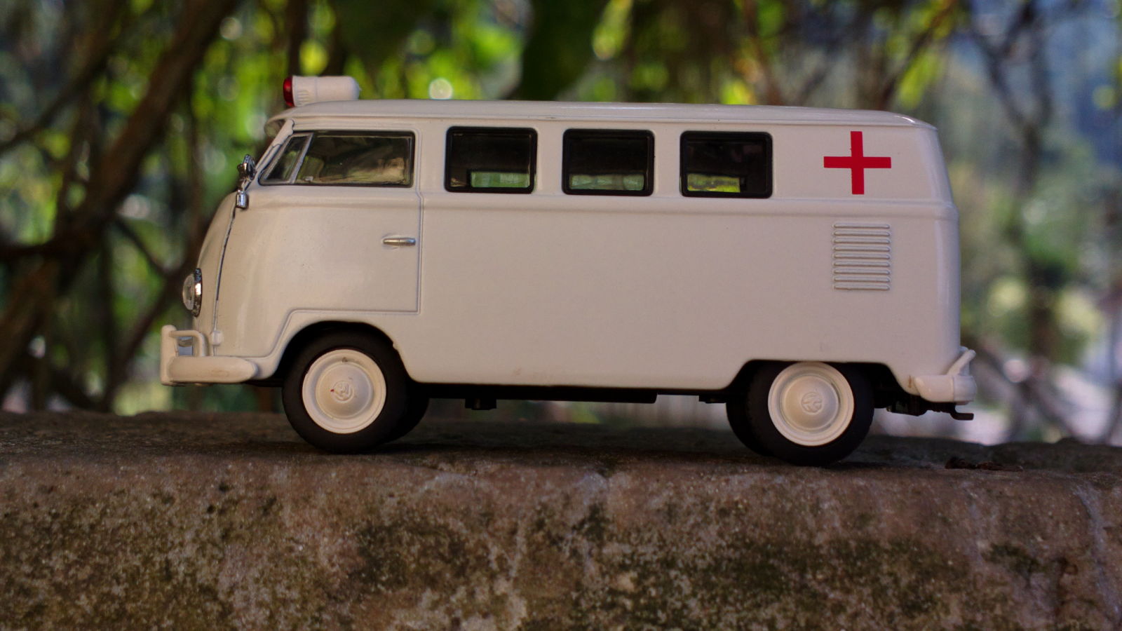 Illustration for article titled VW Bus Bonanza 2/5 - VW Kombi 1200 Ambulance