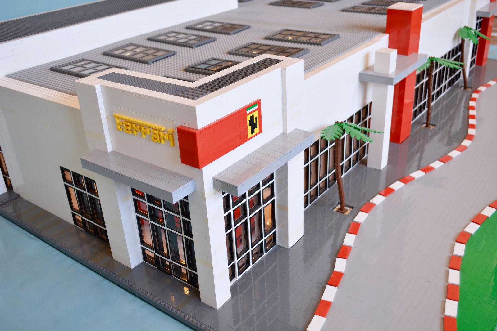 Illustration for article titled [Ferrari Friday] - Ryan Links fantastic 36k pieces Lego Ferrari dealership