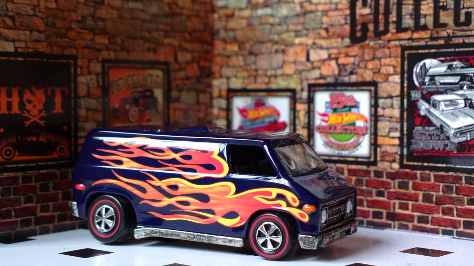 Illustration for article titled Garage diorama