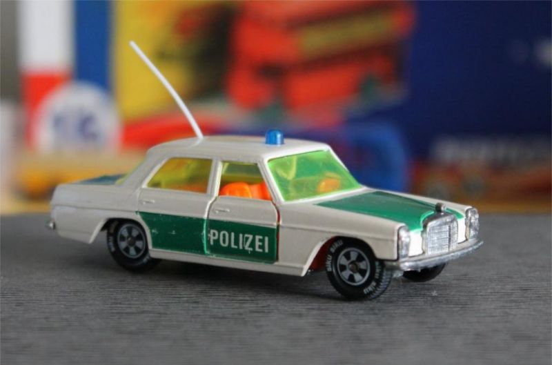 Illustration for article titled [REVIEW] Siku Mercedes-Benz W114 250 Polizei