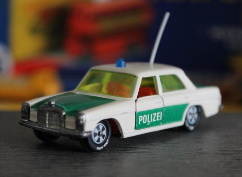 Illustration for article titled [REVIEW] Siku Mercedes-Benz W114 250 Polizei