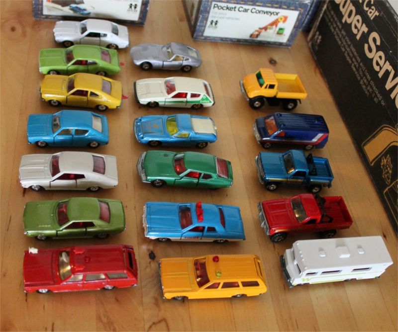 Illustration for article titled [HAWL] Vintage Tomica cars and playsets