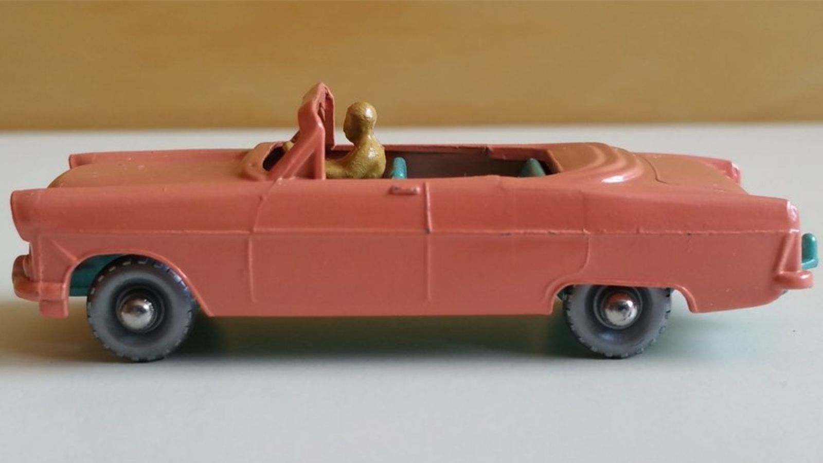 Illustration for article titled [REVIEW] Lesney Matchbox Ford Zodiac Convertible - A Different One
