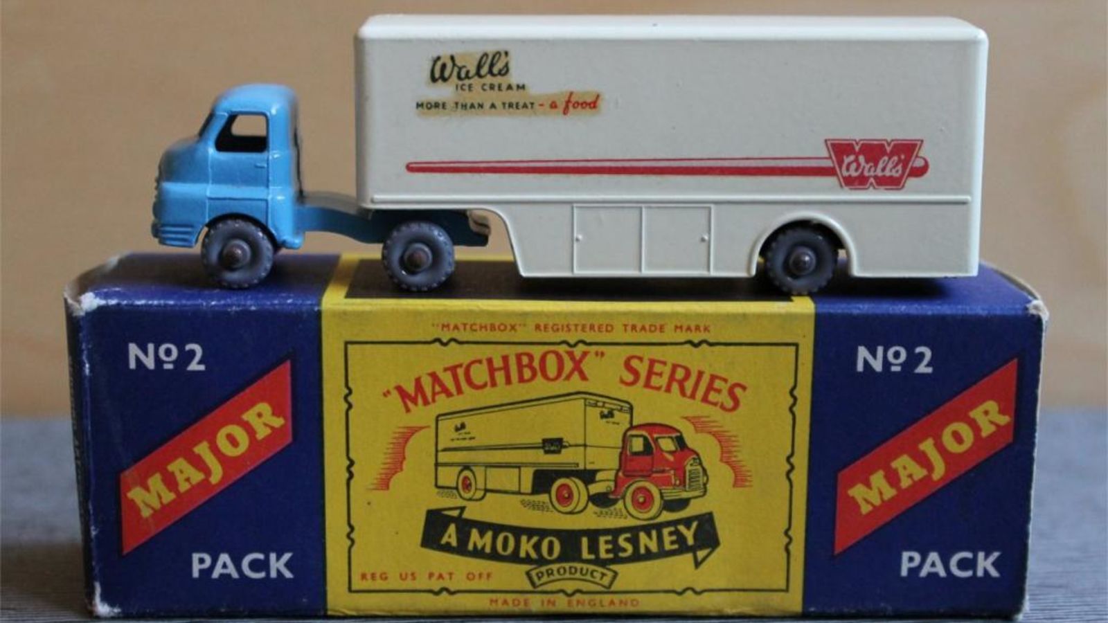 Illustration for article titled [REVIEW] Lesney Matchbox Major Pack Bedford Articulated Freight Truck