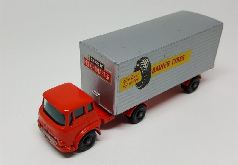 Illustration for article titled [REVIEW] Lesney Matchbox Major Pack Bedford Articulated Freight Truck