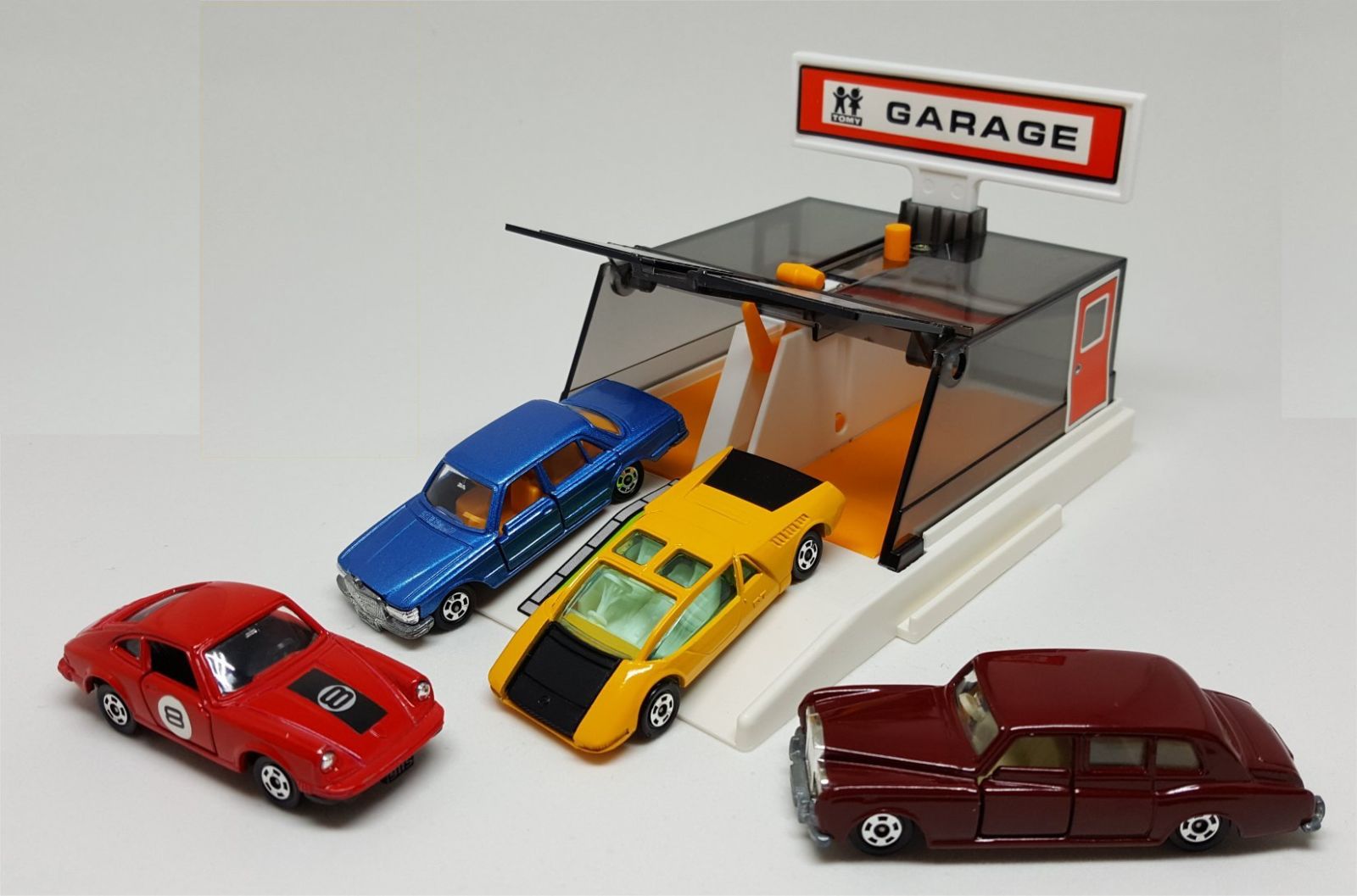 Illustration for article titled Surprise Saturday - Pocket Car Garage