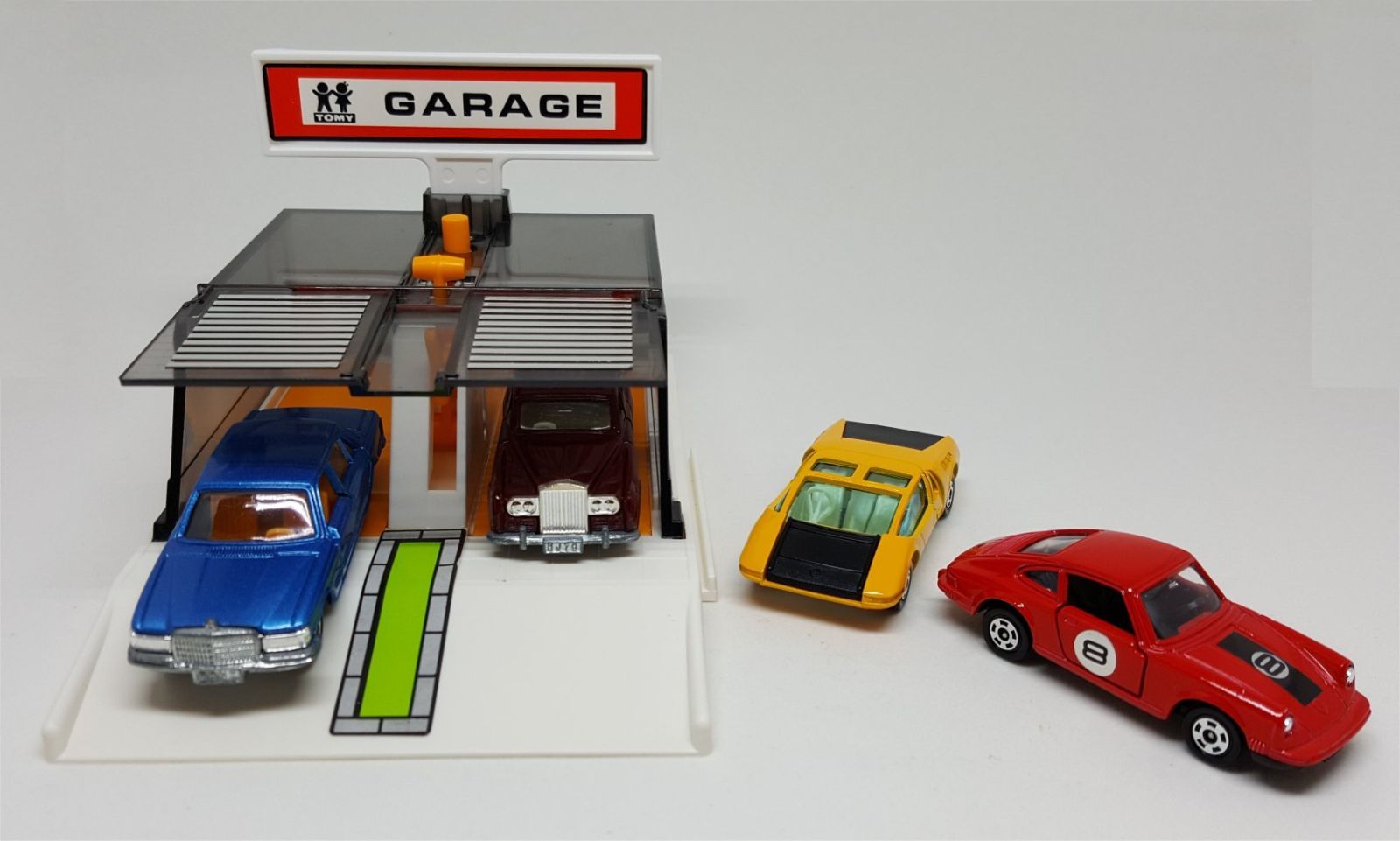 Illustration for article titled Surprise Saturday - Pocket Car Garage