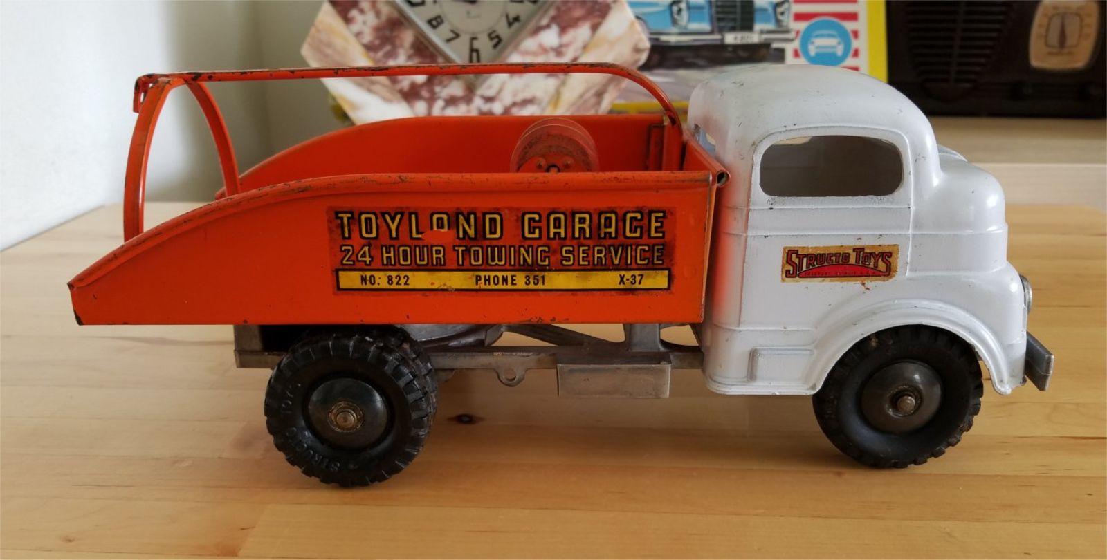 Illustration for article titled Garage Sale Surprise - Structo Toyland Garage Tow Truck (and bonus)