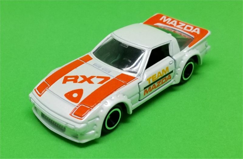 Illustration for article titled [REVIEW] Tomica Mazda Savanna RX-7 Racing