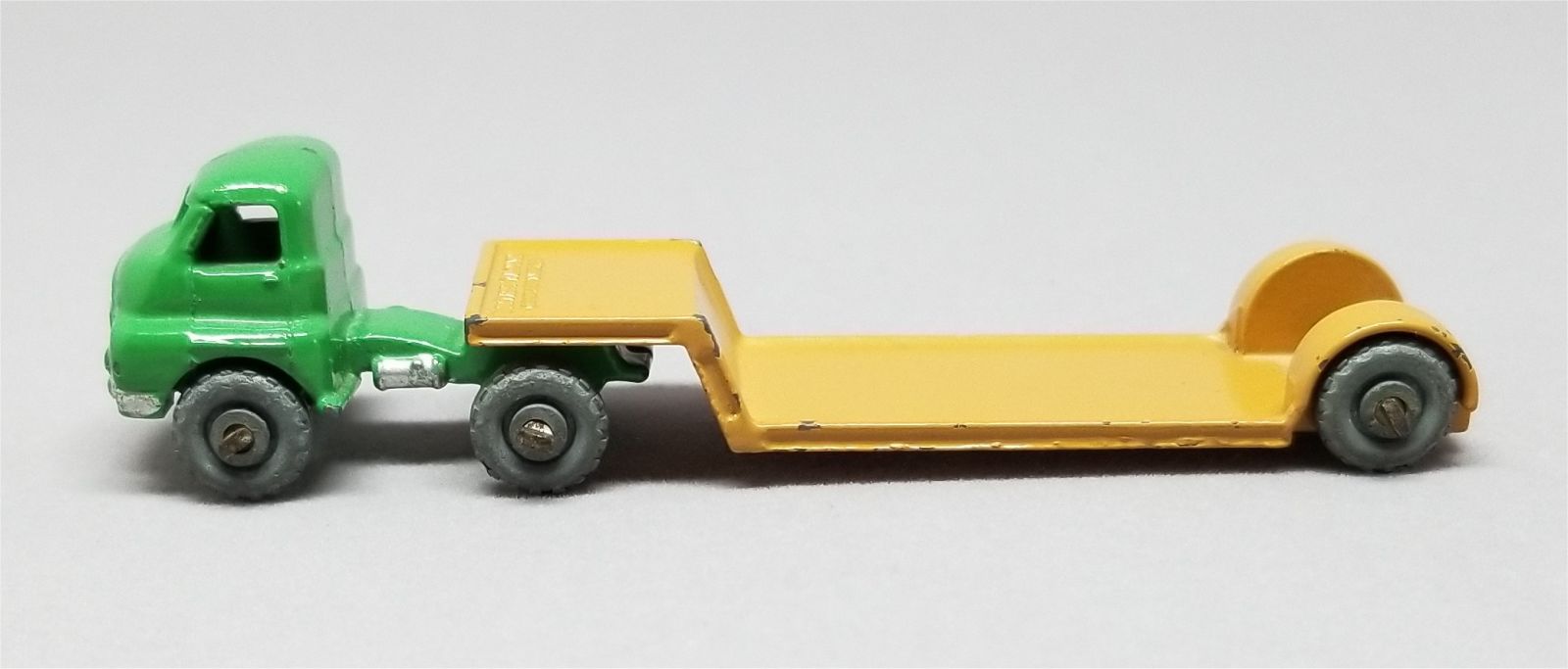 Illustration for article titled [REVIEW] Lesney Matchbox Bedford Low Loader - the small one