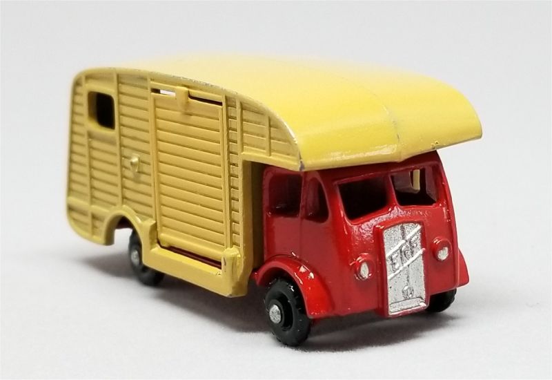 Illustration for article titled [REVIEW] Lesney Matchbox ERF Marshall Horsebox - a different one