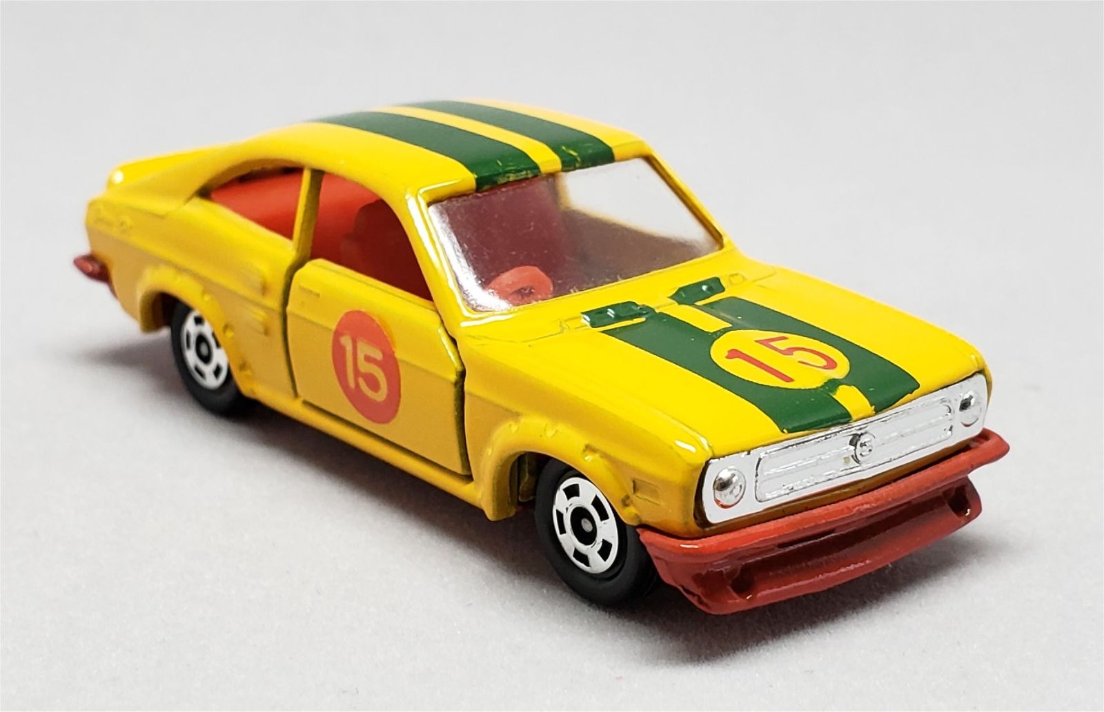 Illustration for article titled [REVIEW] Tomica Datsun Sunny 1200 Coupe Racing