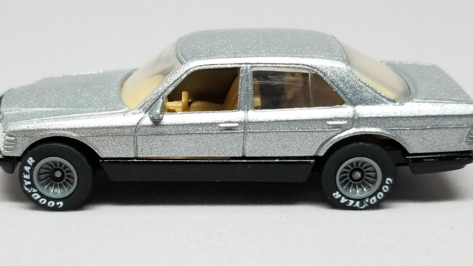Illustration for article titled [REVIEW] Hot Wheels Mercedes-Benz 380 SEL