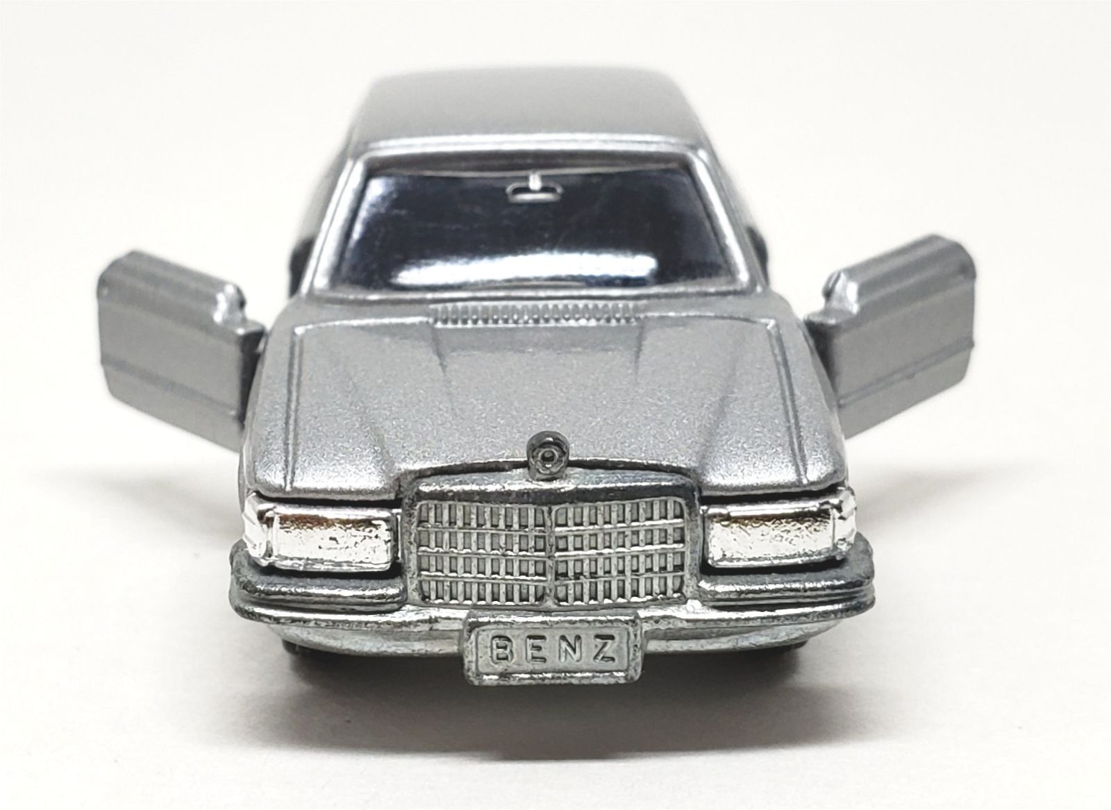 Illustration for article titled [REVIEW] Tomica Mercedes-Benz 450 SEL