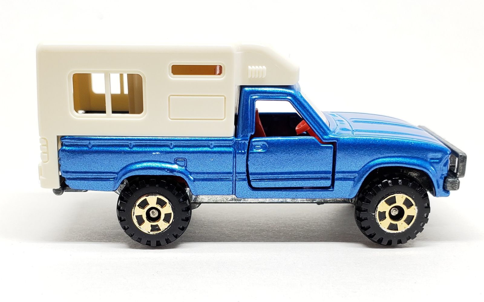 Illustration for article titled [REVIEW] Tomica Toyota Hilux Camping Car