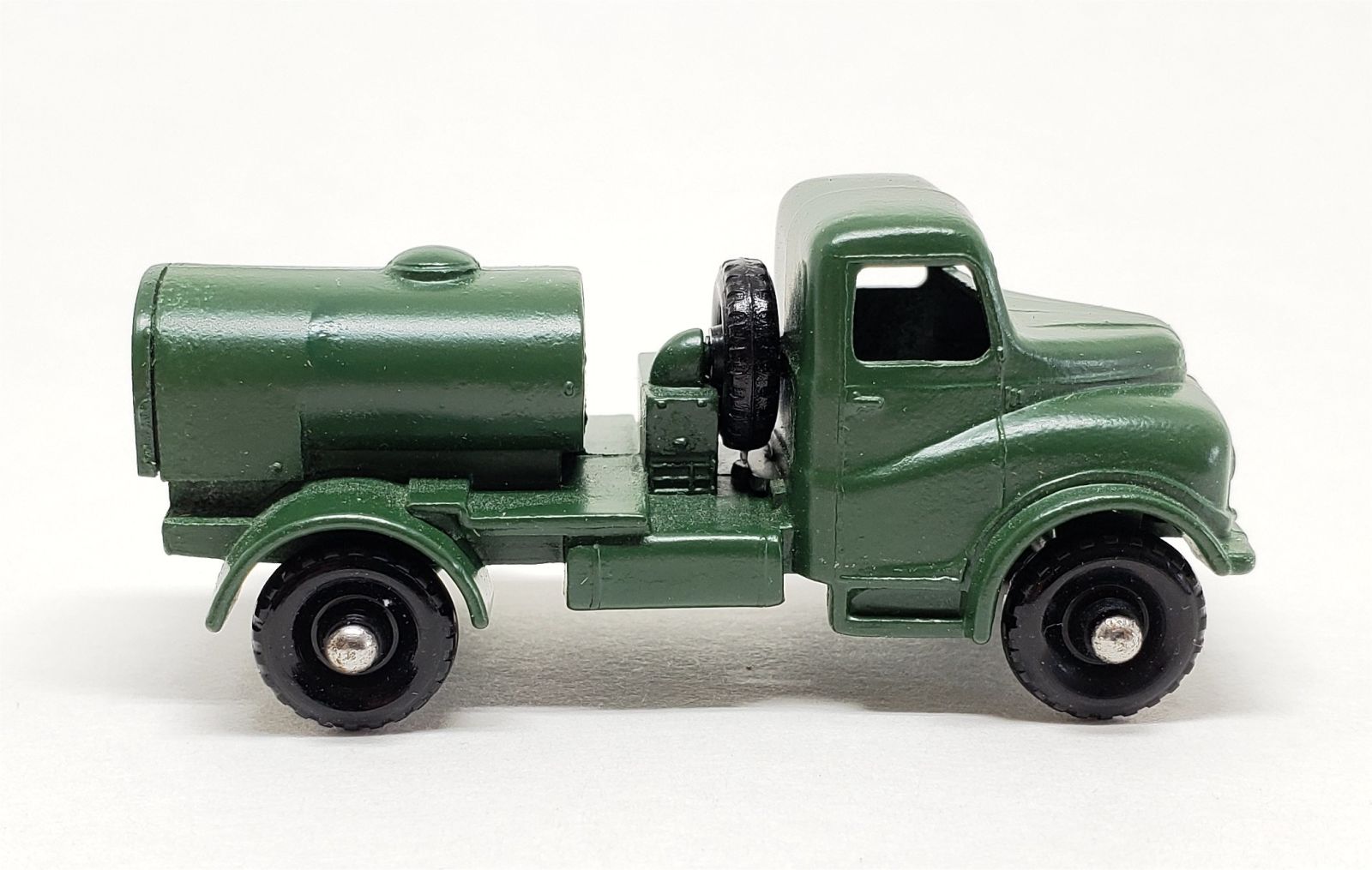 Illustration for article titled [REVIEW] Lesney Matchbox Austin 200 Gallon Water Truck