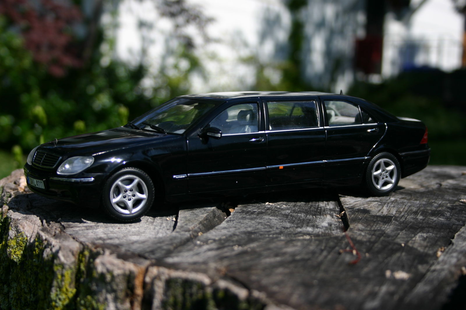 Illustration for article titled 1/18 Mercedes S600 Pullman