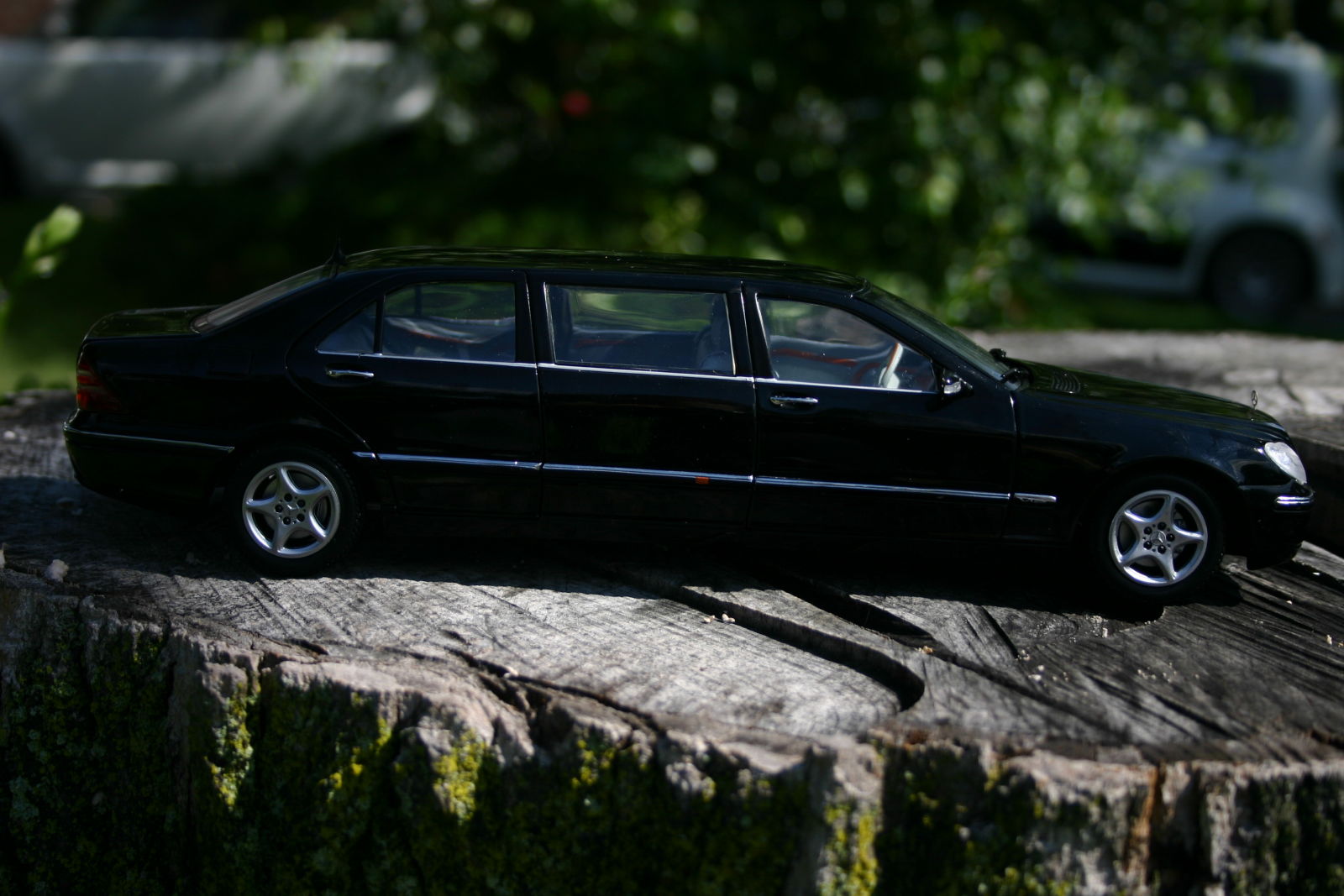 Illustration for article titled 1/18 Mercedes S600 Pullman