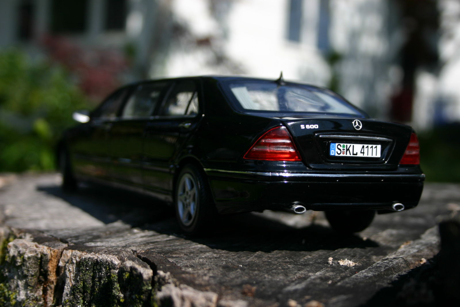 Illustration for article titled 1/18 Mercedes S600 Pullman