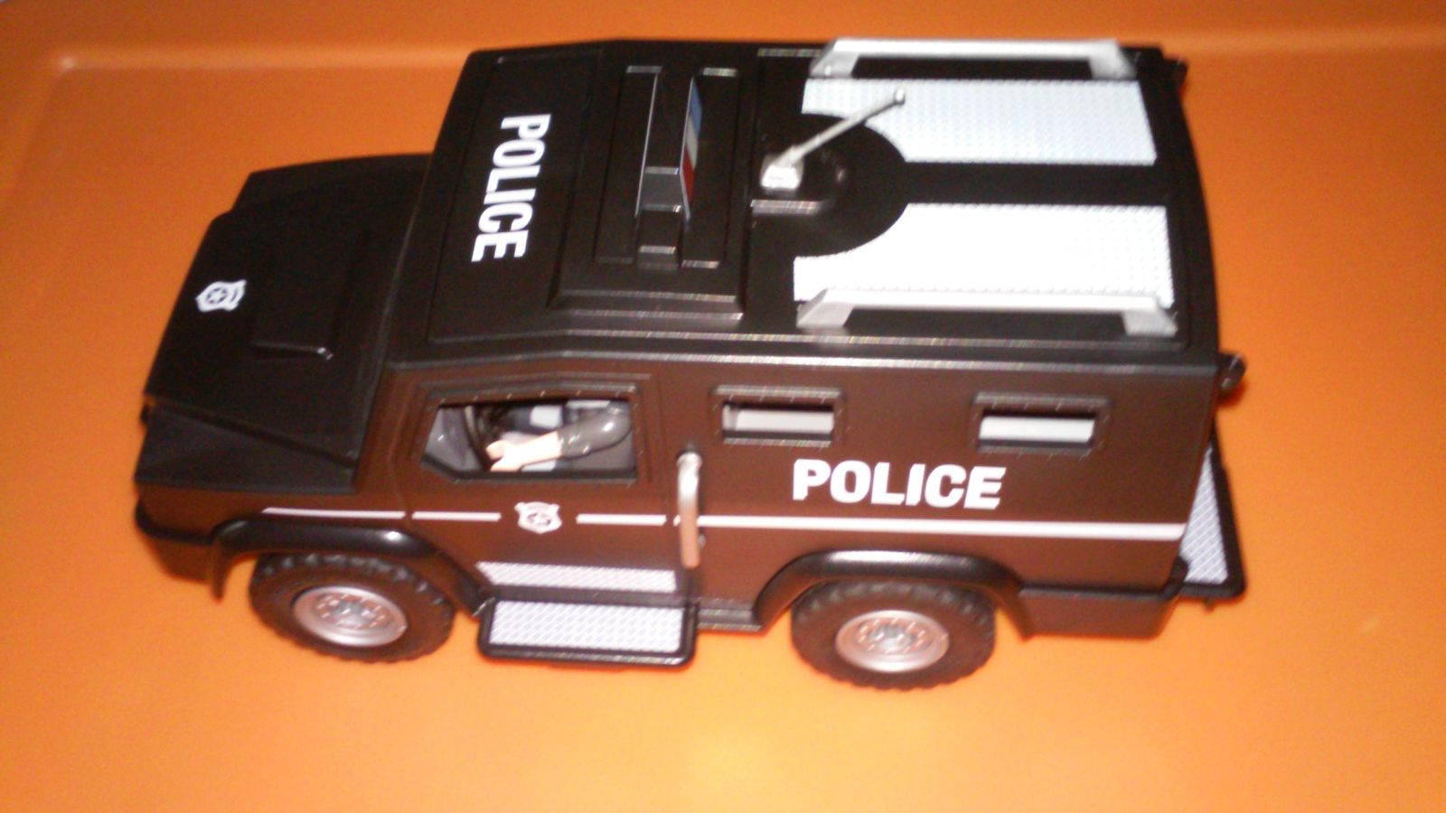 Illustration for article titled Playmobils Tactical Unit Car set a.k.a Playmobils Lenco Bearcat.