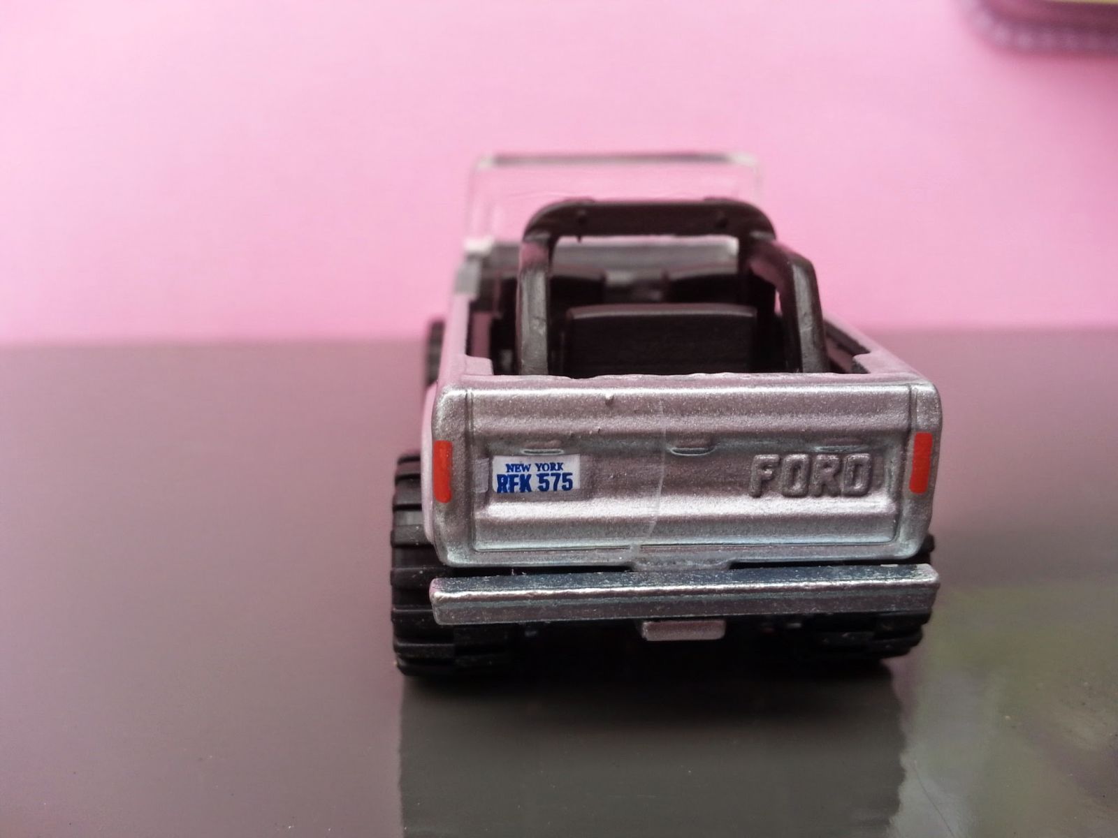 Illustration for article titled Hot Wheels vs Greenlight: The Zoolander Bronco [Comparison Review]