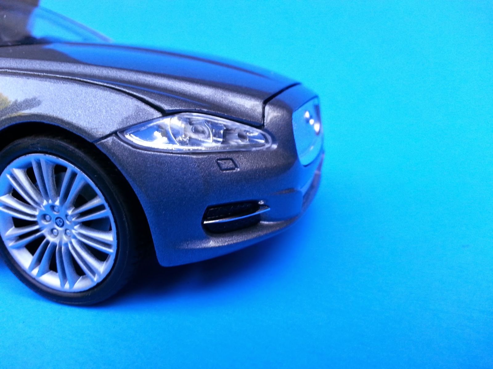 Illustration for article titled Jaguar XJ by Welly