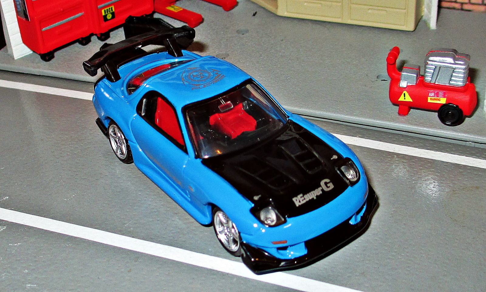 Illustration for article titled Land of the Rising Sun-Day: New Tomica Premium Skyline, RX7 and Morita