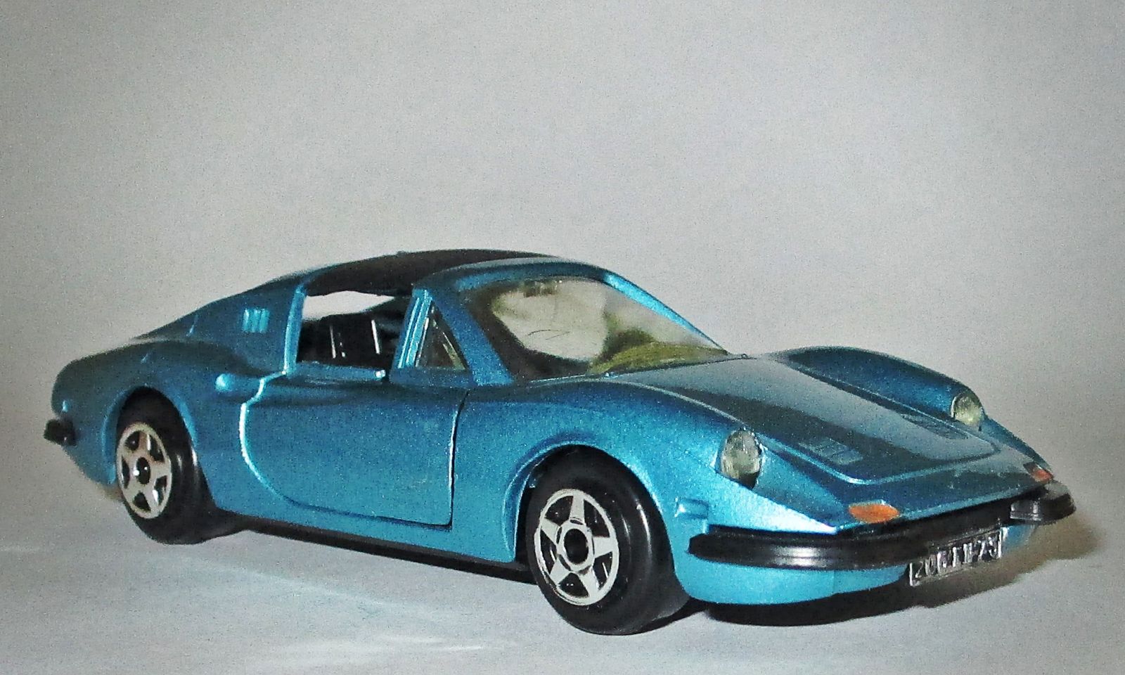 Illustration for article titled Spaghetti Saturday: Dino 246 GTS - No, non è una Ferrari!