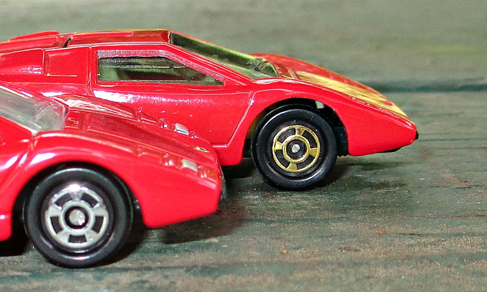 Illustration for article titled Tomica Lamborghini Countach LP400 - 1977 vs 2018