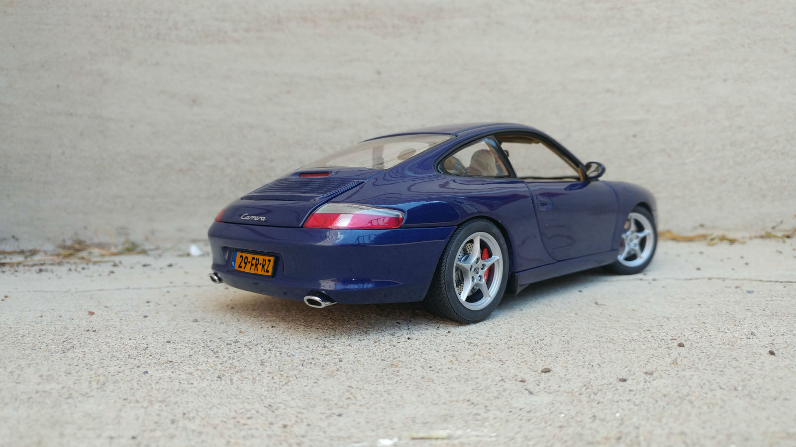 Illustration for article titled Porsche 996 On the Front Stoop